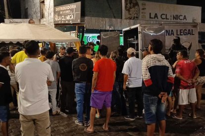 Vecinos y familiares de las víctimas acudieron al lugar de la masacre para conocer qué había ocurrido.