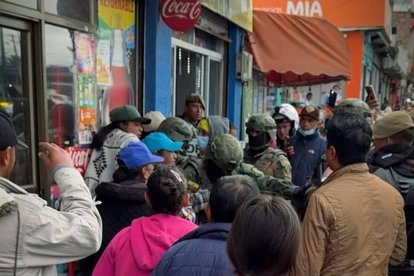 TUNGURAHUA. MILITARES Y AGENTES MUNICIPALES FUERON RECIBIDOS CON EMPUJONES E INSULTOS POR PARTE DE COMERCIANTES INFORMALES EN LA AVENIDA BOLIVARIANA.
AG-EXTERNO