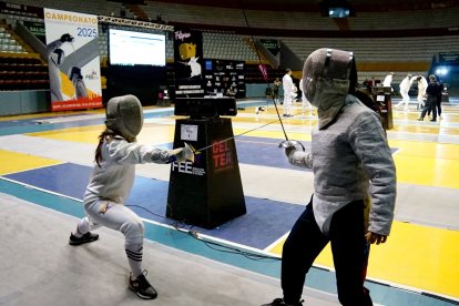 Madre e hija disfrutan de los entrenamientos y de las competencias de esgrima.