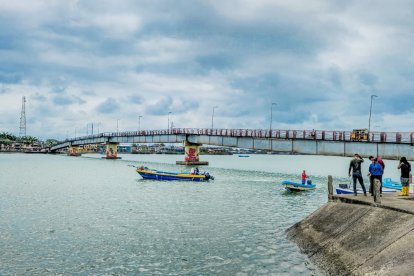 Familias evacuaron Muisne tras alerta de tsunami.