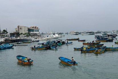 Pescadores mantenses continúan con sus labores diarias pese a la alerta preventiva de tsunami emitida tras el sismo en Rusia.
