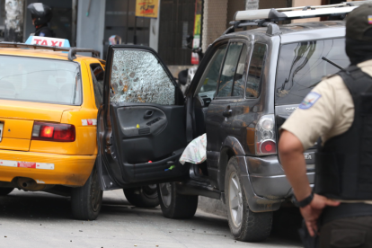 La zona fue acordonada por agentes policiales, quienes recabaron indicios en el sitio.