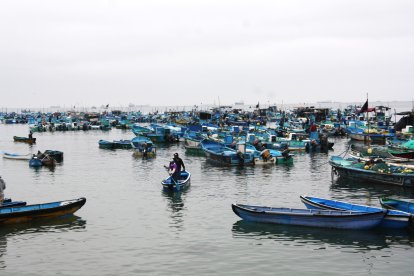 Algunos pescadores de los puertos de Santa Rosa y Anconcito mostraron escepticismo y se resistieron inicialmente a trasladar sus embarcaciones mar adentro.