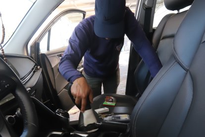 Aspirar el interior del automóvil es el primer paso de la limpieza.