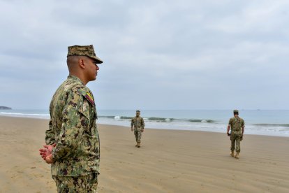 Integrantes de la Armada de Ecuador vigilan la playa El Murciélago este miércoles, en Manta (Ecuador). Habitantes y turistas de algunas islas fueron evacuados de forma preventiva ante la alerta de tsunami emitida tras el terremoto de magnitud 8,8 registrado el martes en la península rusa de Kamchatka.