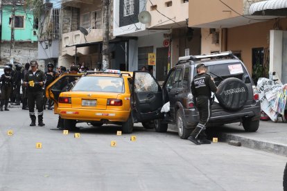 El taxi en el que iban los implicados fue abandonado en el lugar, luego de una falla mecánica. En el sitio se recabaron 26 indicios balísticos.
