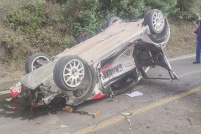 Así quedó el vehículo que participaba en la Vuelta Automovilística después de estrellarse contra los aficionados