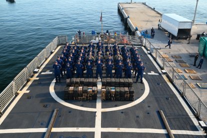 Fotografía cedida por la Guardia Costera de Estados Unidos que muestra a la tripulación del escampavía Tahoma formando junto a la droga incautada este martes, en Port Everglades (EE.UU.). (EFE)