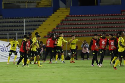 El equipo Miguel Iturralde festejando el gol de Darío Villacís al Emelec,