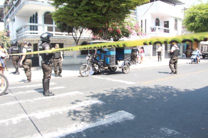 Policías acordonaron la zona para recabar indicios