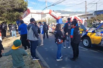 Las tripulaciones pensaban salir este jueves 31 de julio en la cuarta etapa desde Ambato, pero al final decidieron no hacerlo.