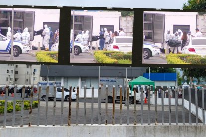 Los cuerpos fueron llevados en cuatro vehículos del Servicio de Medicina Legal hacia un cementerio.