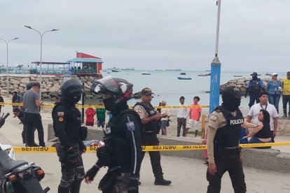 La policía en el lugar donde se produjo el crimen