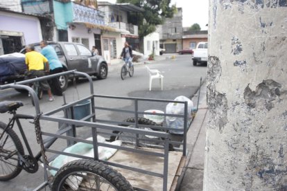 Este viernes, moradores limpiaron el sitio en donde estaban las víctimas
