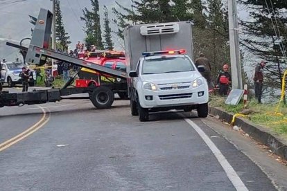 Agentes de tránsito cerraron parcialmente la vía Baños–Pelileo mientras se levantaban los indicios del siniestro