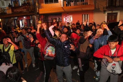Los pobladores lanzan naranjas a los asistentes a la procesión, cuidando que nadie salga herido.