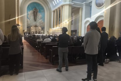 El féretro del empresario fue recibido en la Catedral de Ambato por un grupo de familiares y amigos.
