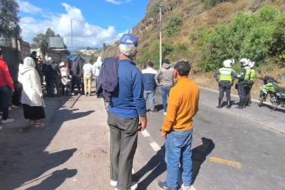 En la vivienda donde se estrelló el auto participante del rally en la vía Aguaján-Ambato estaban decenas de personas apostadas, dos murieron y seis heridos.