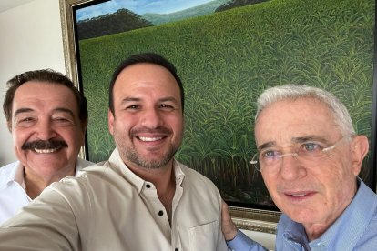 El exasambleísta Jorge Acaiturri (centro) respalda el mensaje que brindó Nebot (izquierda) a los guayaquileños.