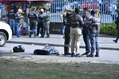 El cuerpo del asaltante quedó sobre la calzada de la avenida Morán Valverde. No ha sido identificado.