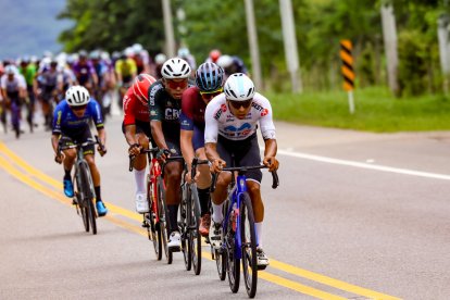 Pablo Caicedo durante uno de los remates en la etapa 2 de la Vuelta a Colombia.