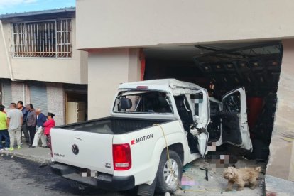 Una camioneta se estrelló contra el portón de una casa en San Bartolo.