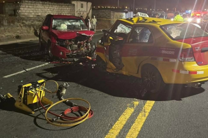 Unidades de rescate trabajaron durante la madrugada para atender el siniestro en Cunchibamba, norte de Ambato.