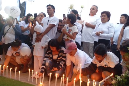 Velas encendidas en memoria de los caídos por la violencia criminal.