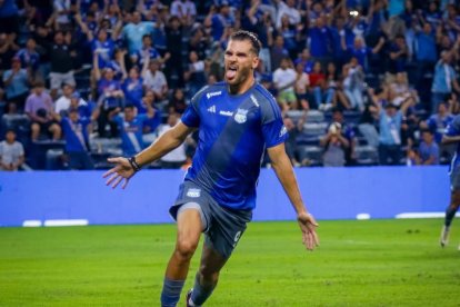 Facundo Castelli anotó su quinto gol con Emelec contra Libertad en Loja.