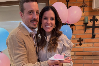 Carolina Sánchez con su esposo en la revelación de sexo de su bebé