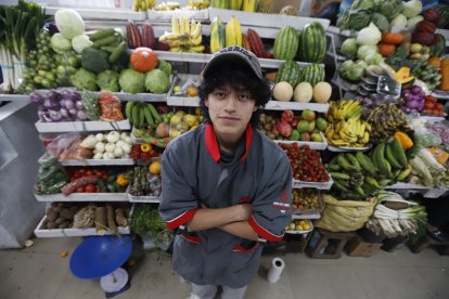 Josué busca reunir dinero para pagarse una carrera en la universidad.