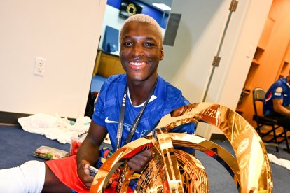 Moisés Caicedo lució el trofeo del Mundial de Clubes ganado con Chelsea.