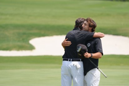 Dos de los integrantes del equipo tricolor tras una de las últimas disputas que los dejaron tercero en la general.