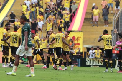 Joaquín Valiente (d) jugó y destacó en la victoria de Barcelona ante Orense.