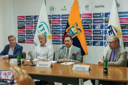 Entrenador y autoridades del tenis local en el anuncio oficial del selectivo.