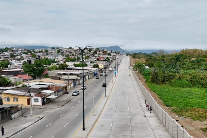 Así luce la nueva vía Teodoro Alvarado Oleas, en el norte de Guayaquil, inaugurada hoy.