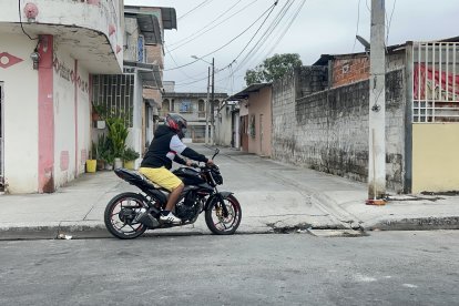 La violencia vuelve a golpear al sur de Guayaquil con un nuevo asesinato registrado en la vía pública.