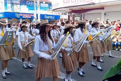 Estudiantes de varias instituciones educativas participaron este martes 5 de agosto en el Desfile Cívico en conmemoración de los 205 años de independencia de Esmeraldas.