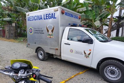 La víctima quedó tendida en la calzada junto a la motocicleta en la que viajaban.