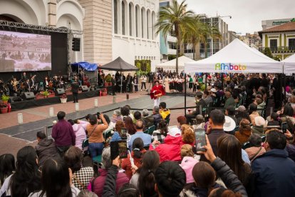 En el atrio de la Catedral de Ambato, actores locales representaron el drama vivido el 5 de agosto de 1949.