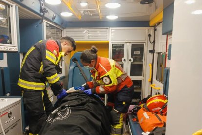 La mujer fue atendida en una ambulancia de los bomberos.