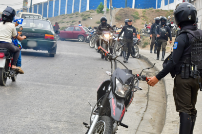 Escena del crimen en la entrada de la 8, donde un joven fue atacado mientras se dirigía a su trabajo.