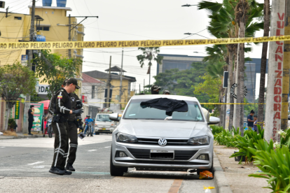 La víctima fue acribillada dentro de su vehículo, en el sur de Guayaquil.