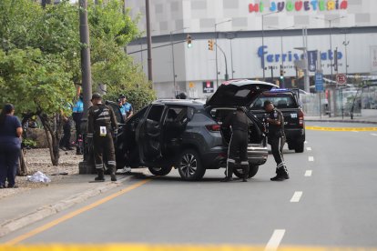 El vehículo de la víctima quedó estrellado con un poste de alumbrado público.
