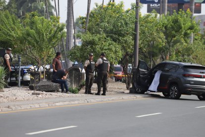 El cuerpo de la víctima fue cubierto con una sábana, mientras la Policía recopilaba las evidencias.