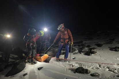 Los socorristas descendieron con el cadáver al amanecer.