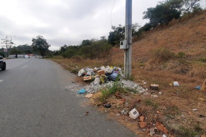 La basura se amontona a un costado de la vía hacia Villa del Rey.