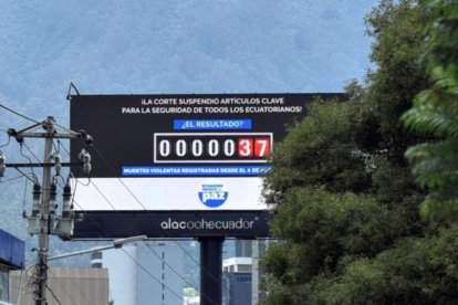 La polémica valla acusa a la Corte de frenar artículos clave para la seguridad.