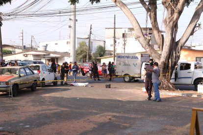 Personal de Criminalística se encargó de recolectar los indicios balísticos.