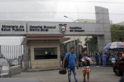 Muchos de los usuarios ingresan con tarrinas de alimentos al hospital.